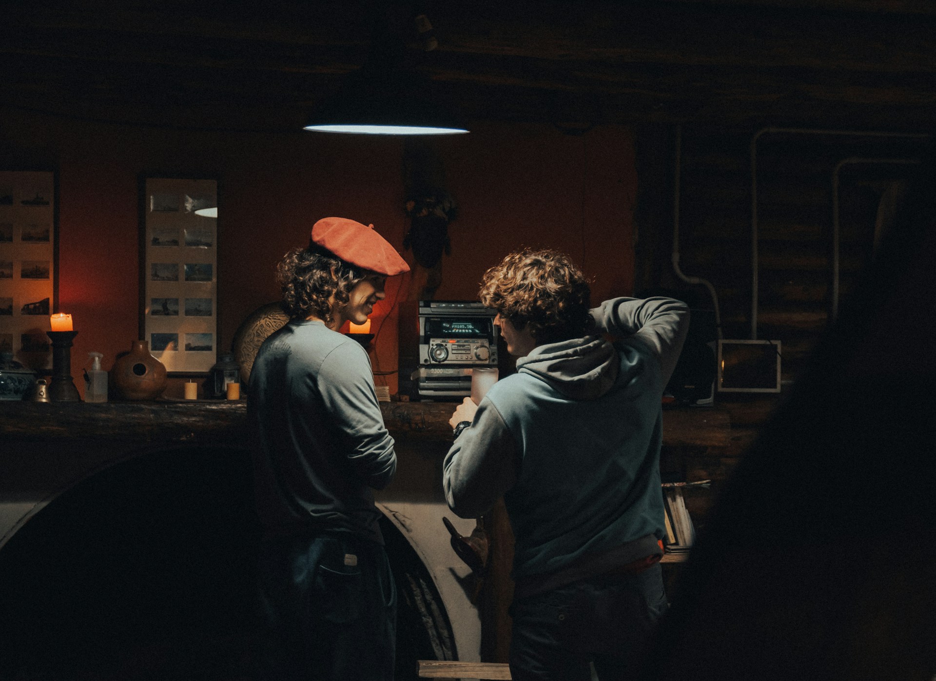 Eine Gruppe von Menschen hört einem Sprecher zu Beginn einer Veranstaltung zu.